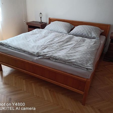 Byt - Apartman - Robotnicka ブラチスラヴァ エクステリア 写真